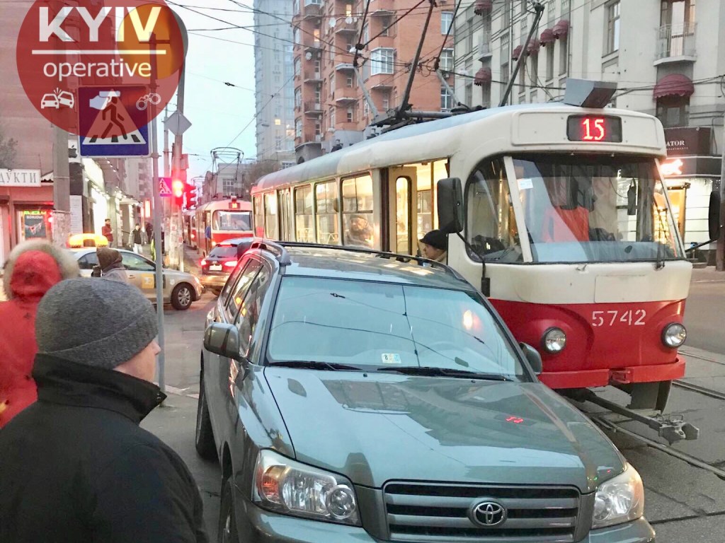 На Лукьяновке в Киеве Toyota с дипломатическими номерами заблокировала движение трамвая (ФОТО)