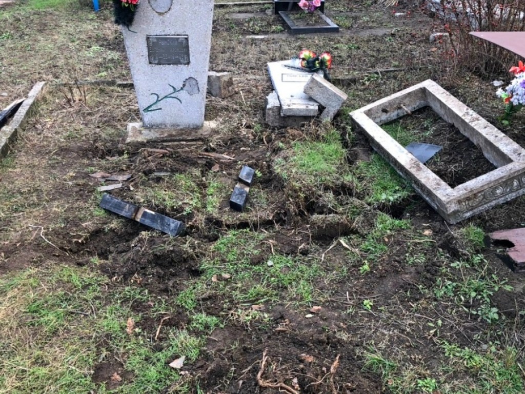 Ночью на днепровском кладбище охотники за металлоломом разрушили десятки могил (ФОТО)