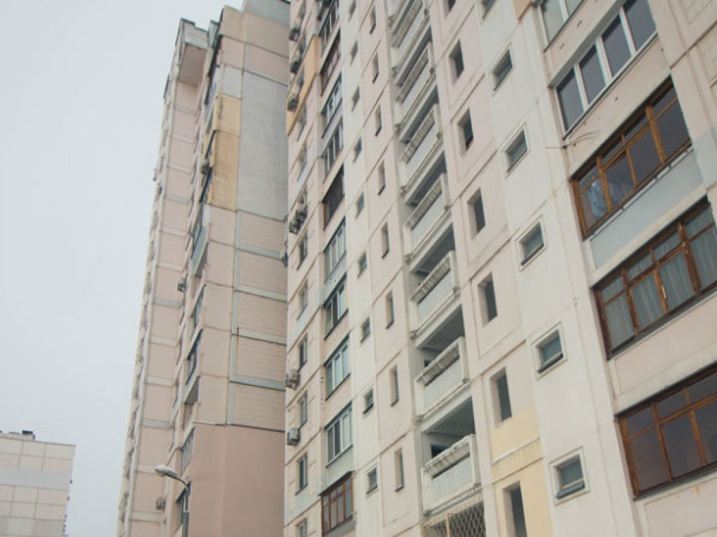 Подняла на уши жильцов многоэтажки: на Троещине в Киеве 4-летняя девочка стояла на подоконнике (ВИДЕО)