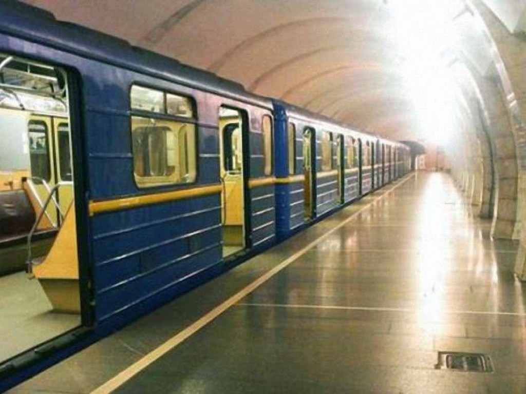 «Шла с дискотеки»: в столичном метро девушка устроила пляски прямо в вагоне (ВИДЕО)