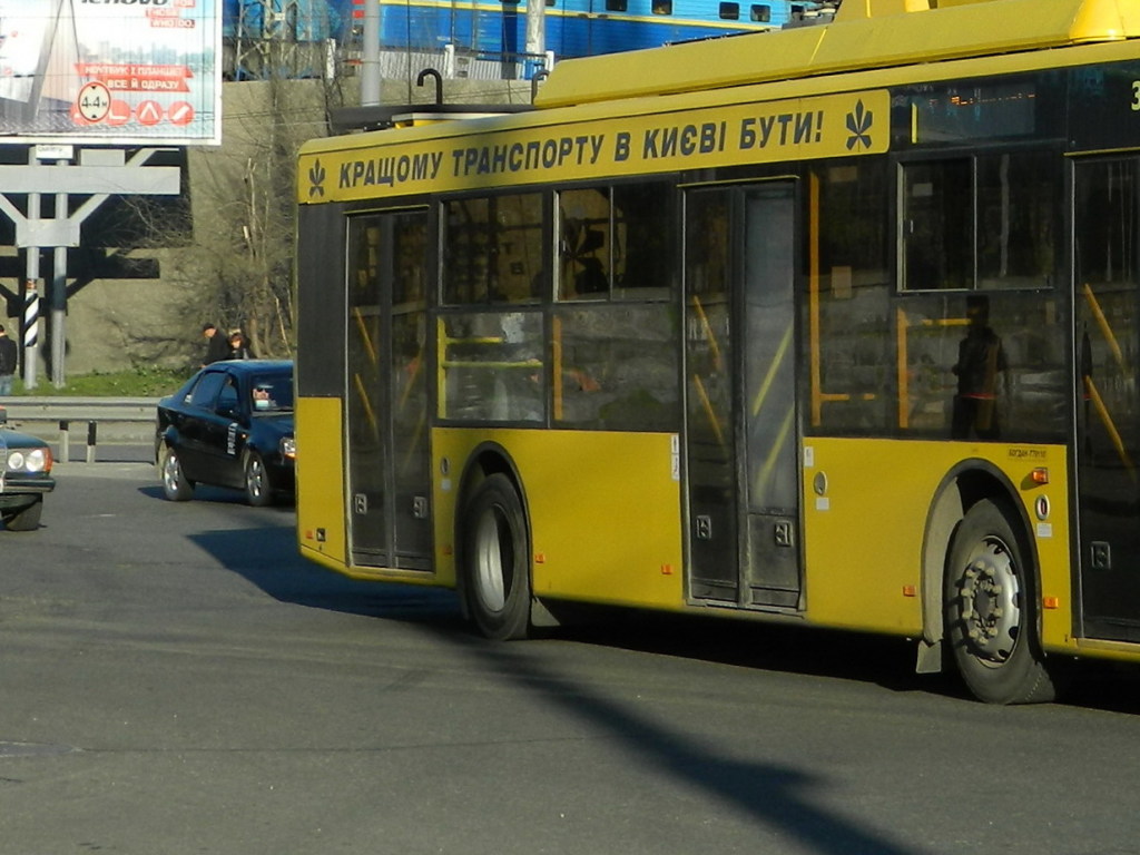На Мостицком массиве в Киеве троллейбус с пассажирами задымился (ВИДЕО) 