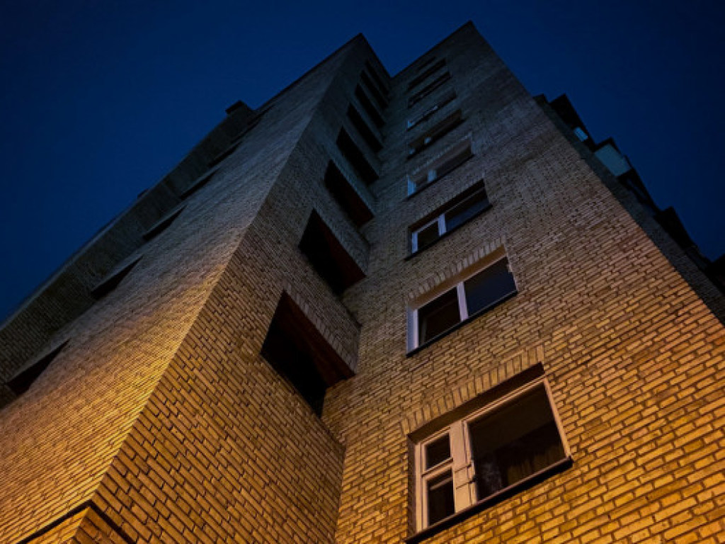 В Николаеве школьник выбросился с 9 этажа после конфликта с родителями