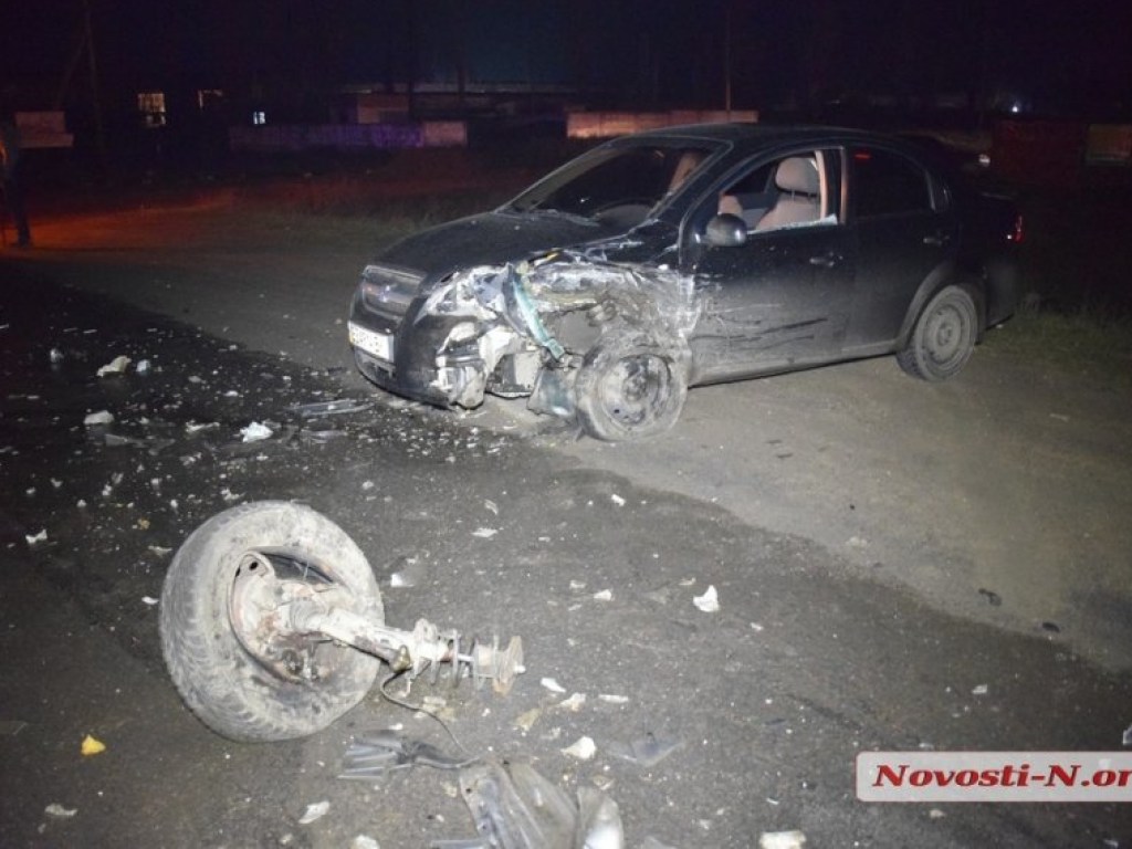 В Николаеве Toyota вышла на «встречку» и врезалась в Chevrolet: водителя забрала «скорая» (ФОТО)