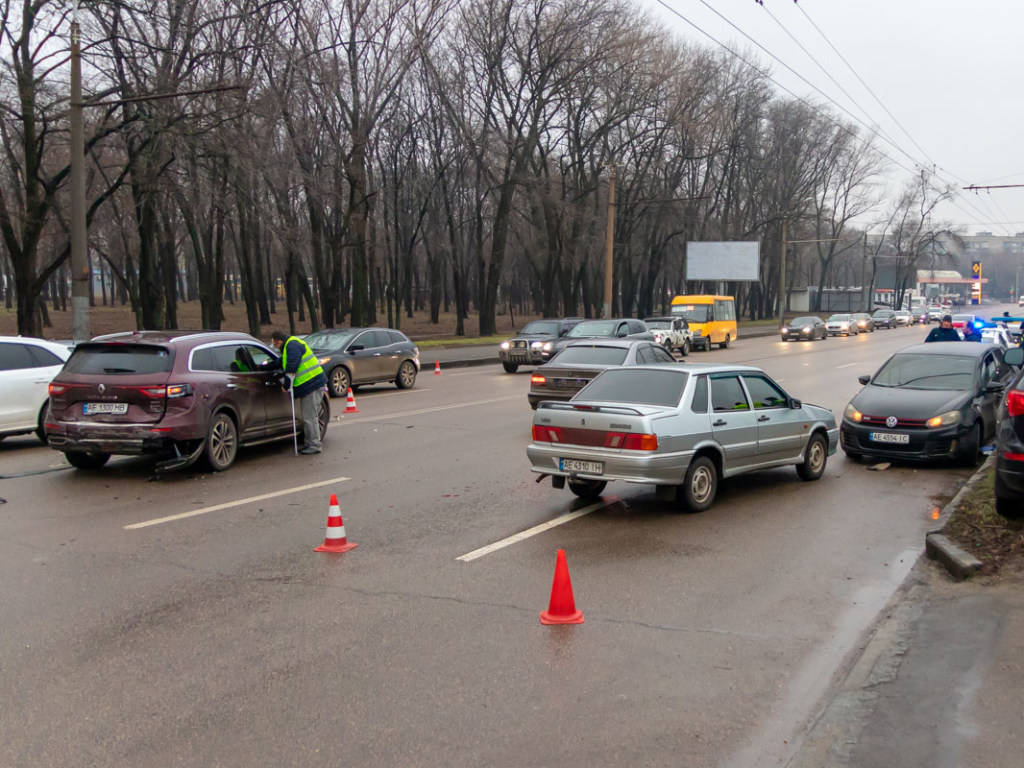 В Днепре на проспекте столкнулись сразу 4 авто: образовалась пробка (ФОТО, ВИДЕО)