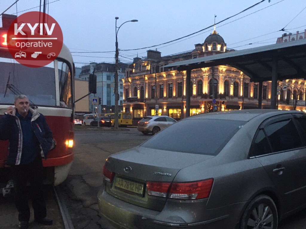 На Подоле в Киеве Hyundai заблокировал движение трамвая (ФОТО)