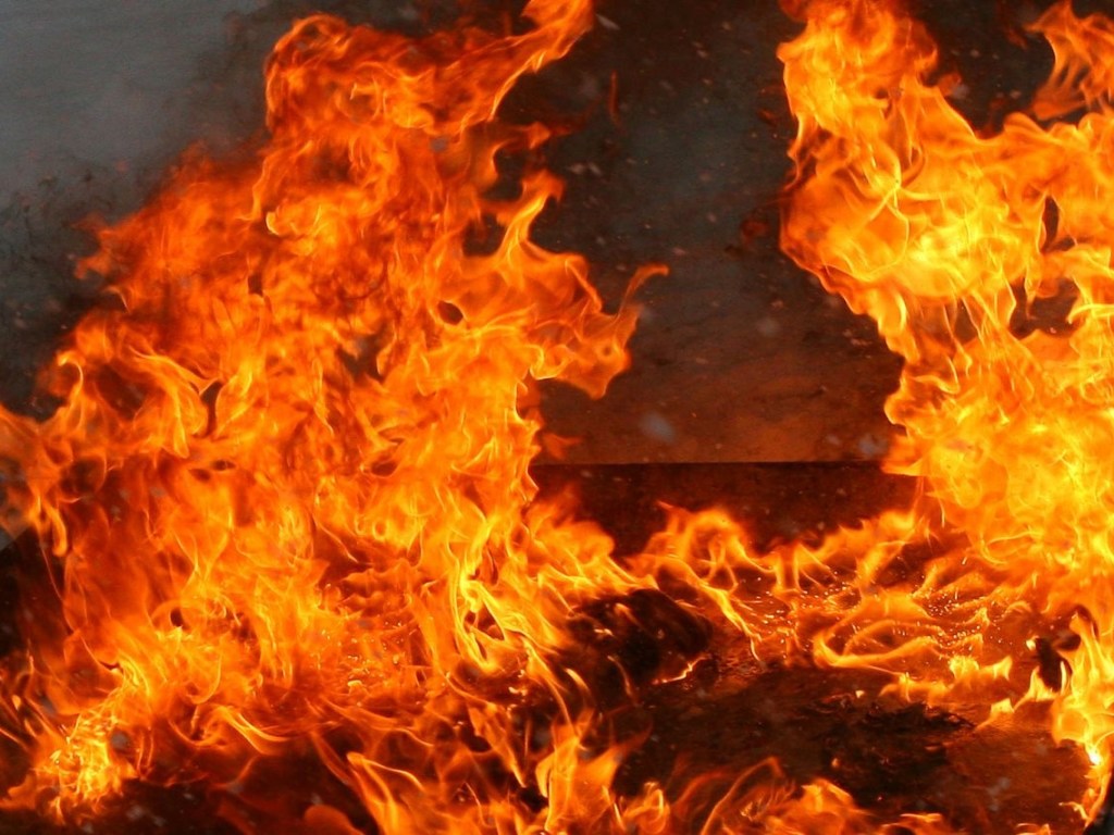 В Херсоне в многоэтажке произошел пожар: спасатели задействовали автолестницу для борьбы с огнем (ВИДЕО)