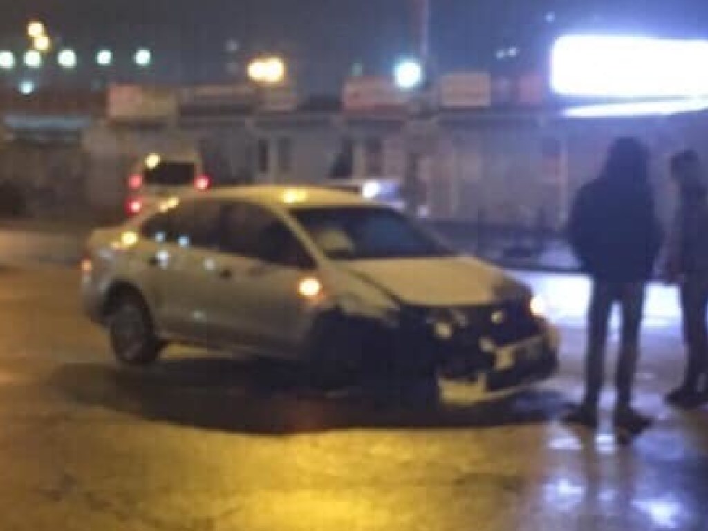 На Воскресенке в Киеве на пустой дороге столкнулись два авто (ФОТО)