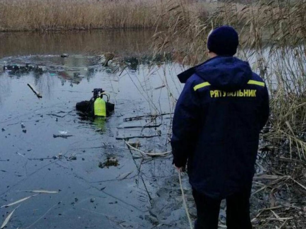 Провалились под лед: Из озера под Киевом достали тела двух мужчин (ФОТО)