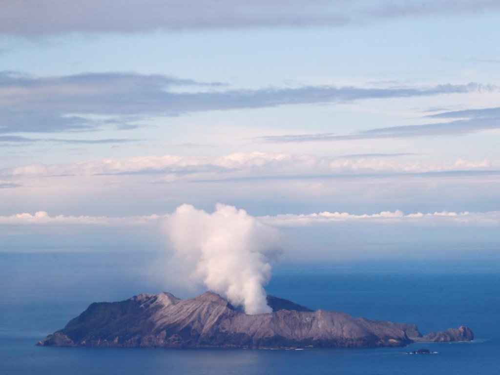 При извержении вулкана в Новой Зеландии погибли 16 человек
