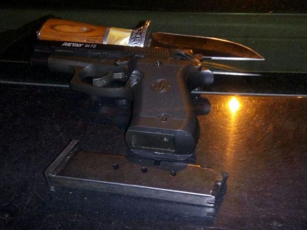 На вокзале в Днепре мужчина предлагал купить пистолет и нож (ФОТО)