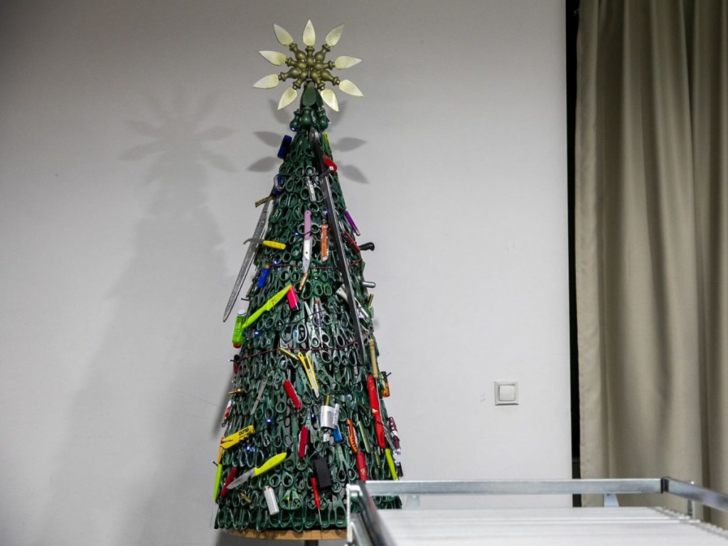 Литовские пограничники установили самую необычную елку в мире (ФОТО)