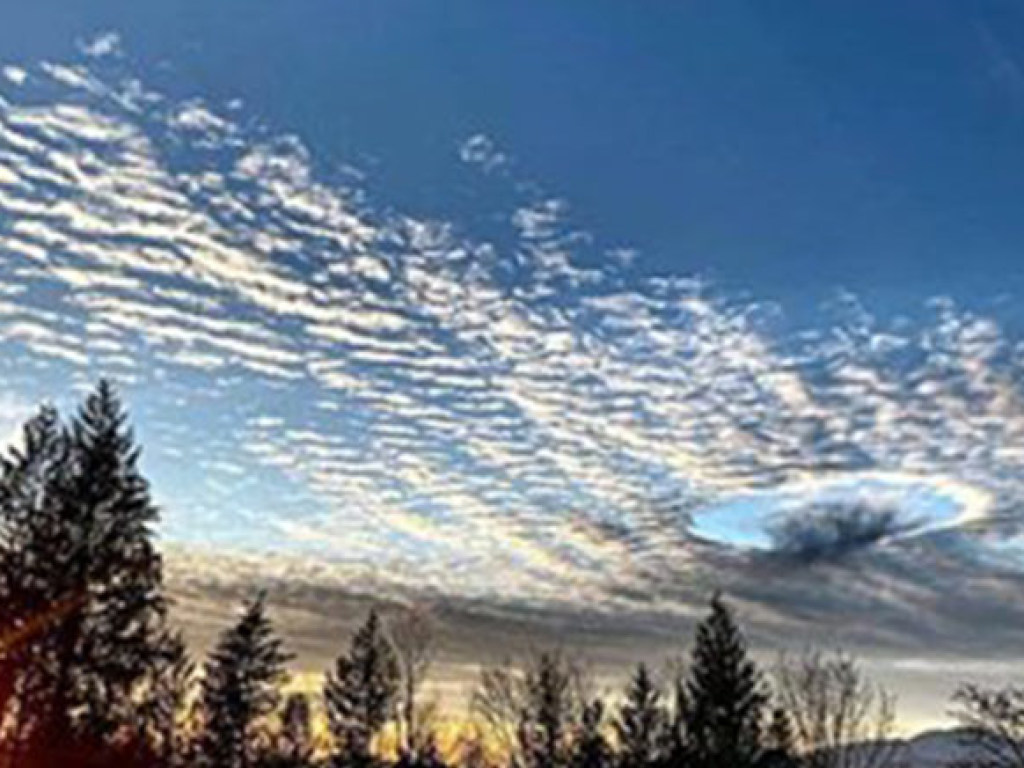 Житель Канады сфотографировал  огромную «дыру» в небе