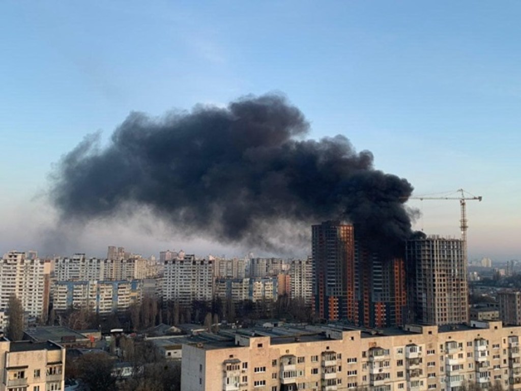 В Киеве на Оболони горела недостроенная многоэтажка: черный дым был виден из разных частей столицы (ФОТО, ВИДЕО)