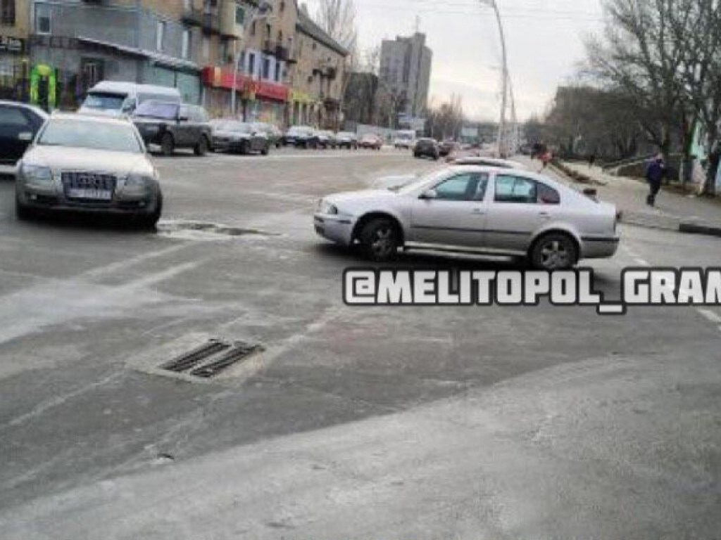 В Мелитополе на перекрестке столкнулись Audi и Volkswagen (ФОТО)