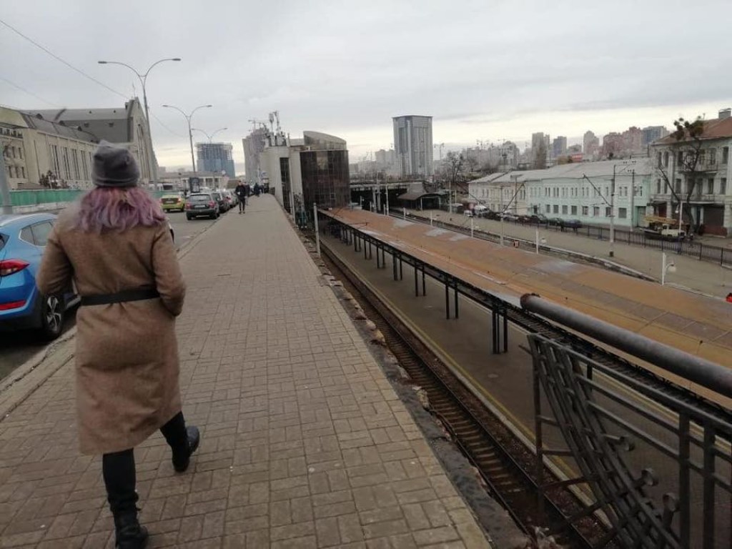 В Киеве от улицы Льва Толстого до ж/д вокзала на эстакаде обрушилось огромное заграждение (ФОТО)
