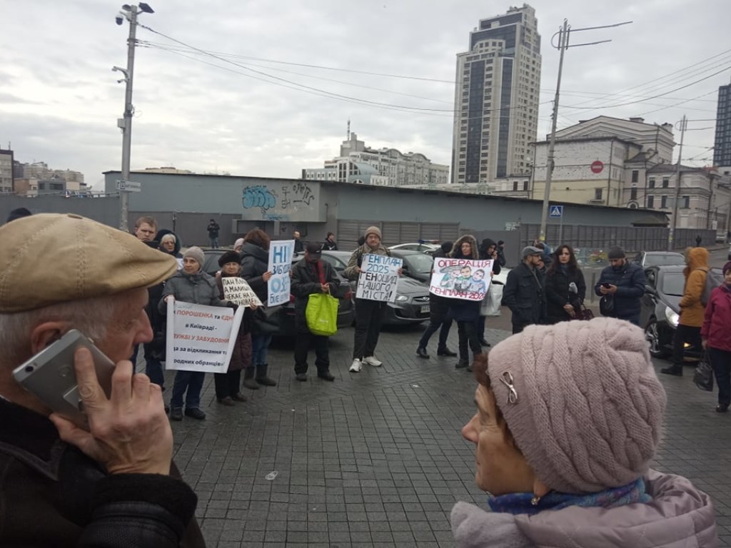 Возле НСК «Олимпийский» проходит митинг против беспорядочной застройки на Позняках (ФОТО)