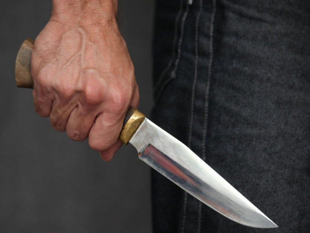 Зашел следом в квартиру: В центре Киева мужчина с ножом ограбил 80-летних супругов