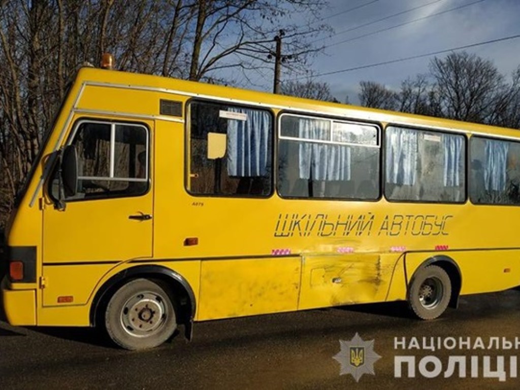 На Тернопольщине школьный автобус попал в тройное ДТП: есть погибшие (ФОТО)