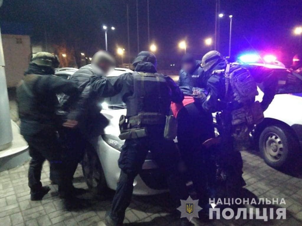 В Черкассах полиция задержала группу вооруженных вымогателей (ФОТО)