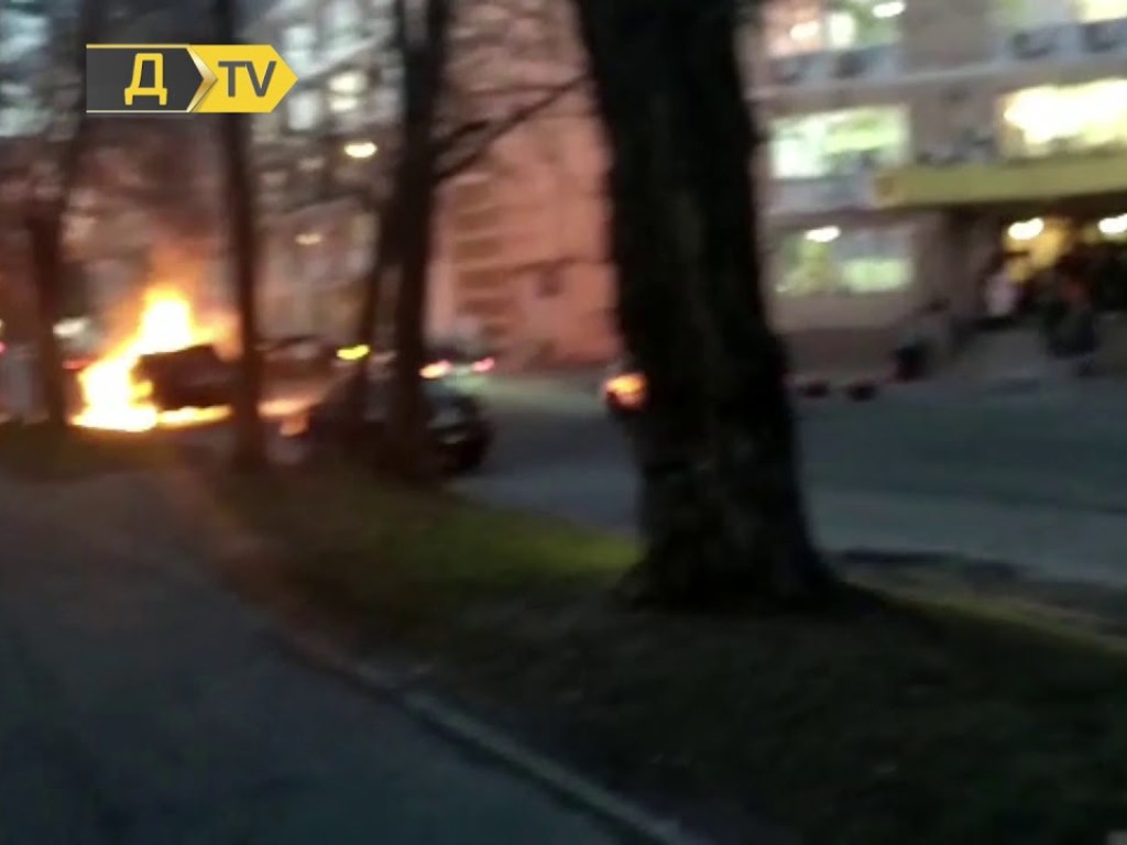 В Одессе подожгли автомобиль депутата: бросили бутылку с зажигательной смесью (ВИДЕО)