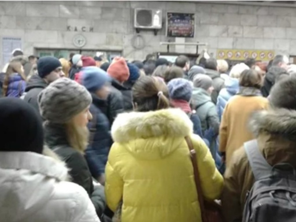 Выломали турникеты и ограду: в столичном метро возмущенные пассажиры устроили дебош (ФОТО)