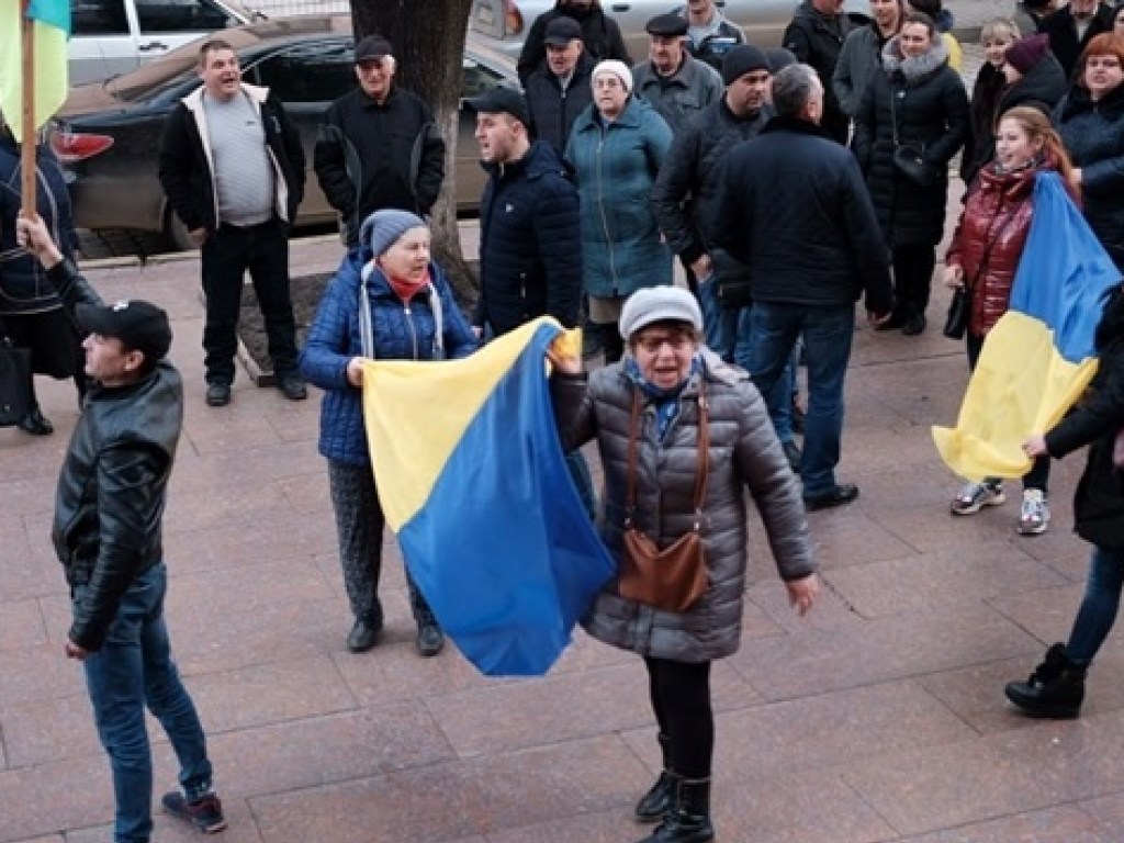 В Черновцах прошел пикет под облгосадминистрацией и мэрией (ФОТО)