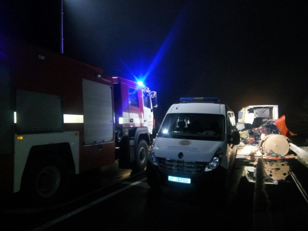 Масштабное ДТП под Черниговом с автобусом и грузовиком: погибло 3 человека, 15 &#8212; пострадали