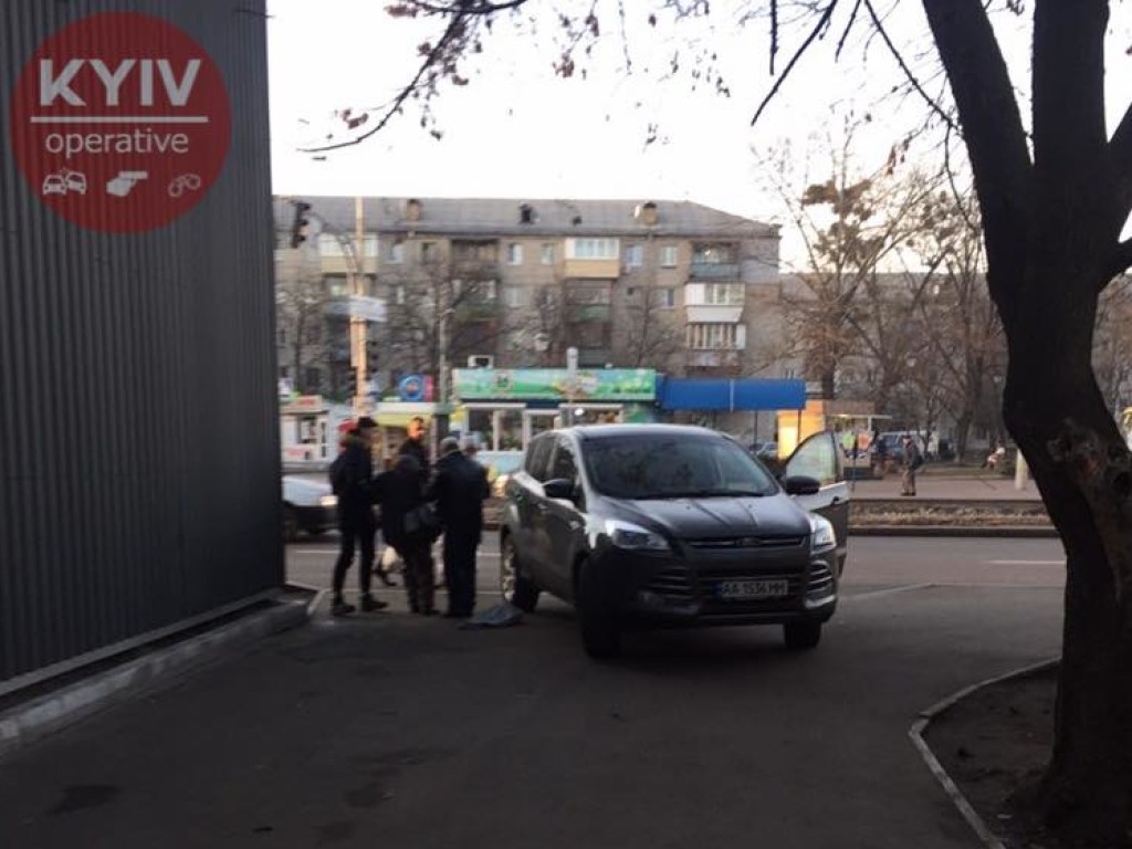 На ДВРЗ в Киеве прямо на тротуаре Ford сбил пешехода