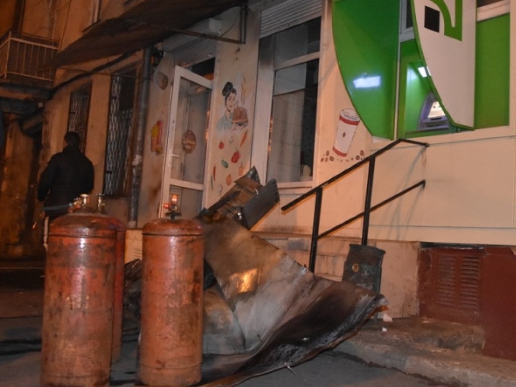 Настоящий герой: Работник водоканала вынес из горящего здания в Одессе четыре баллона с газом (ФОТО)