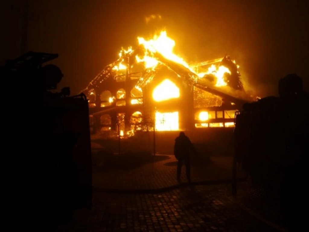 В Павлограде огонь уничтожил двухэтажное кафе гостиницы  (ФОТО)
