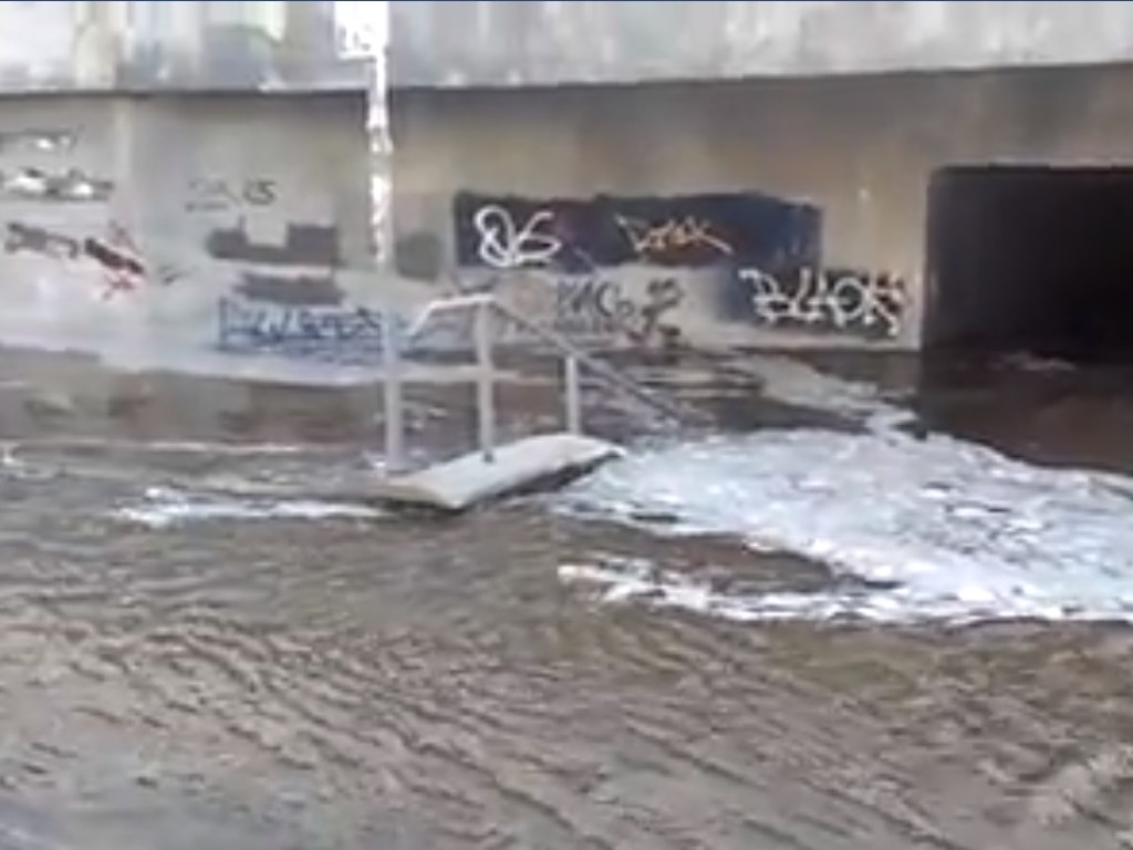 ЧП на Оболони в Киеве: улица превратилась в буйную реку (ВИДЕО)