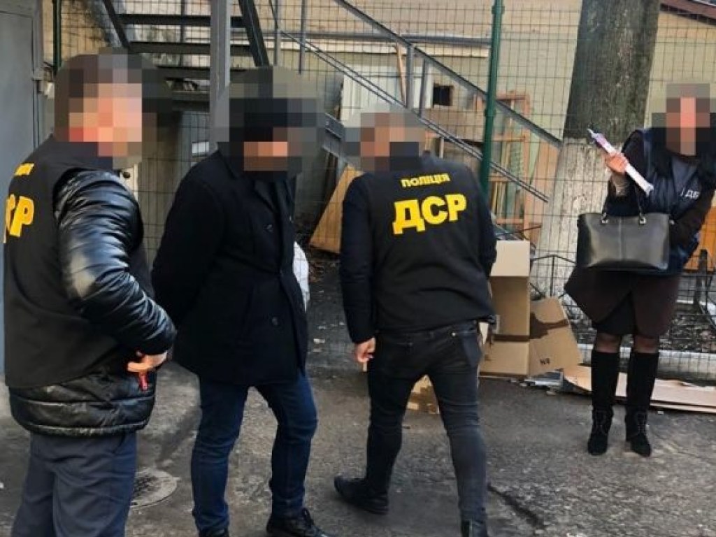 В Киеве двух чиновников задержали на взятке в 150 тысяч гривен (ФОТО)