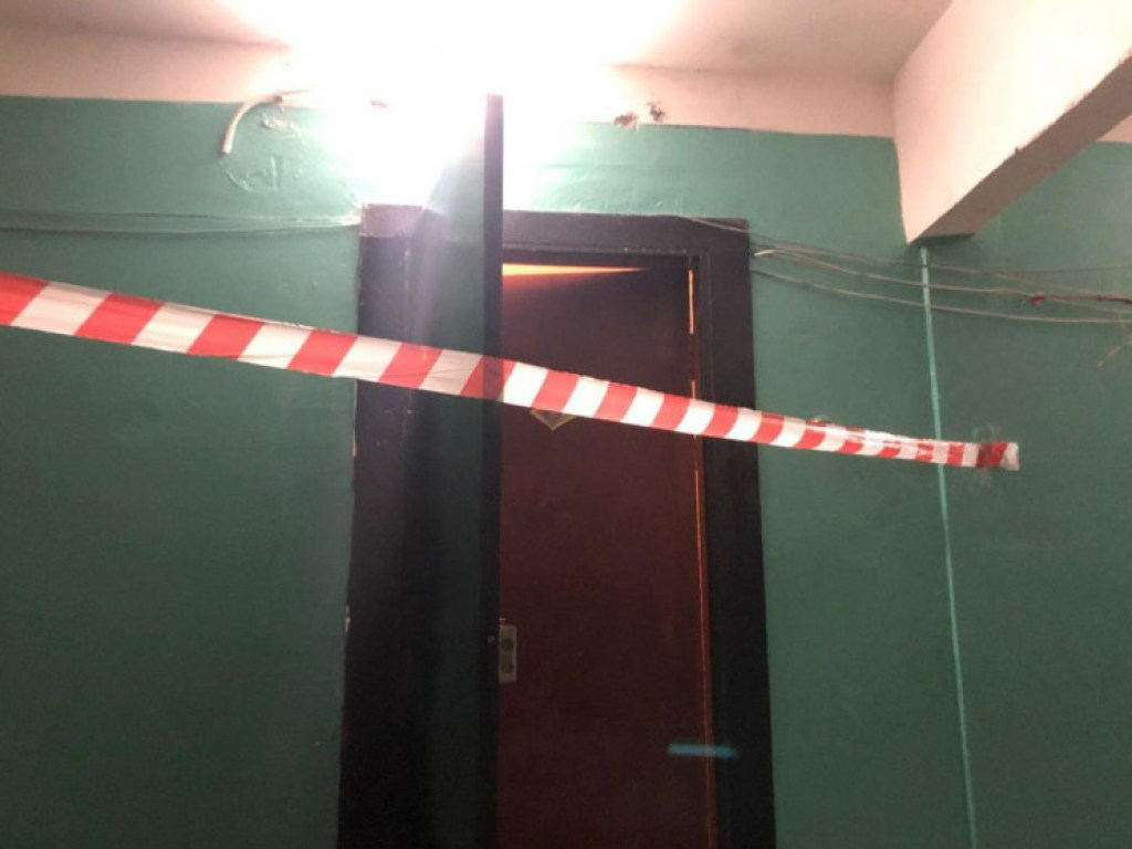 В запорожские многоэтажке обнаружили тело девушки со следами насильственной смерти (ФОТО)