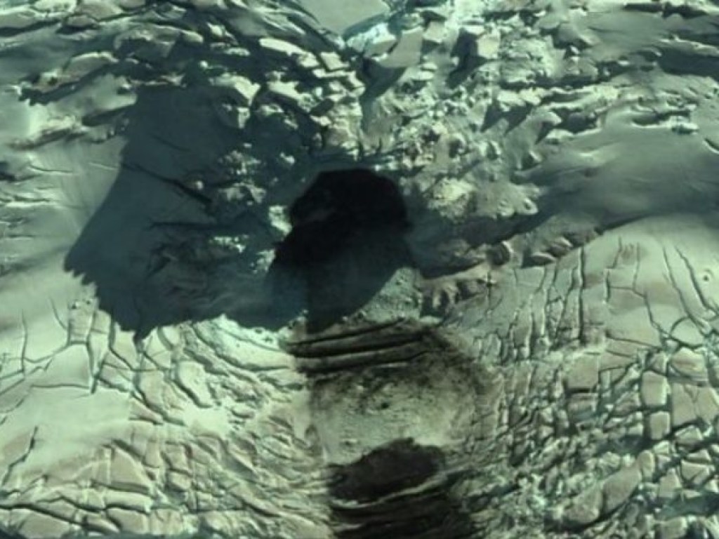 В Антарктиде обнаружили вход в огромную пещеру (ФОТО, ВИДЕО)