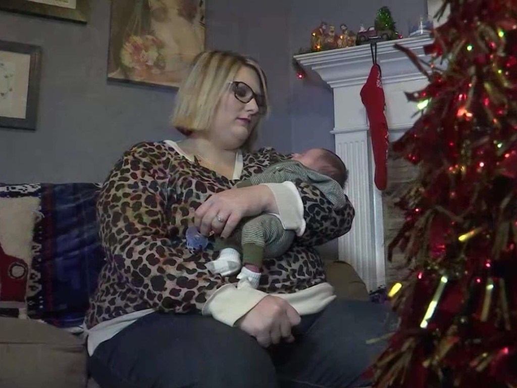 Подарок на Рождество: женщина узнала о беременности за 9 дней до родов (ВИДЕО)