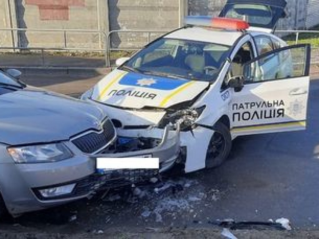 В Черкассах автомобиль патрульных попал в ДТП: есть пострадавшие (ФОТО):  читать на Golos.ua