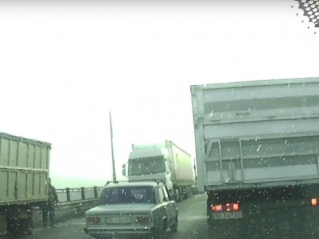 В Николаеве у «КамАЗа»  на мосту оторвался прицеп (ФОТО, ВИДЕО)