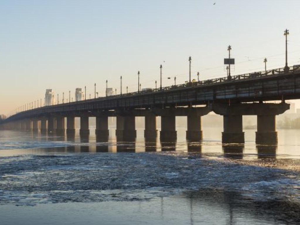 На мосту Патона в Киеве ограничили движение транспорта: названа причина