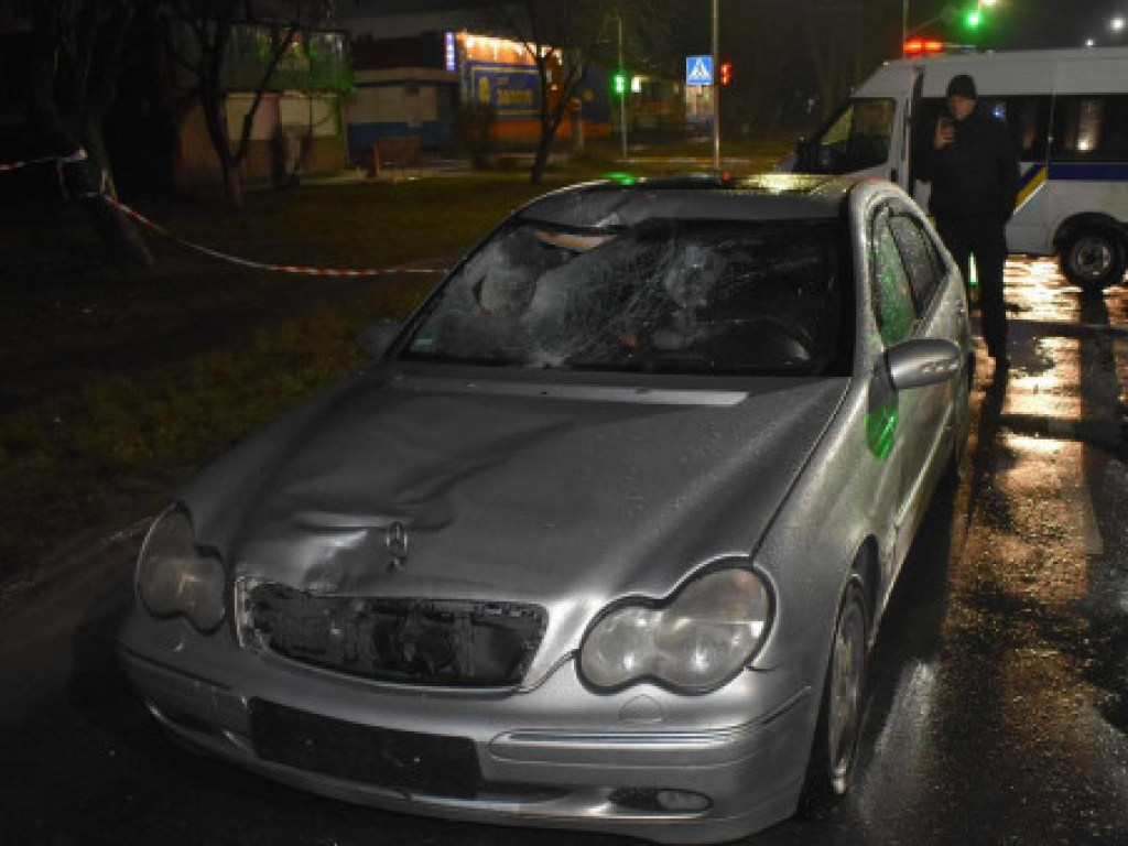 Жуткое смертельное ДТП под Киевом: виновника на серебренном Mercedes разыскивает полиция (ФОТО)