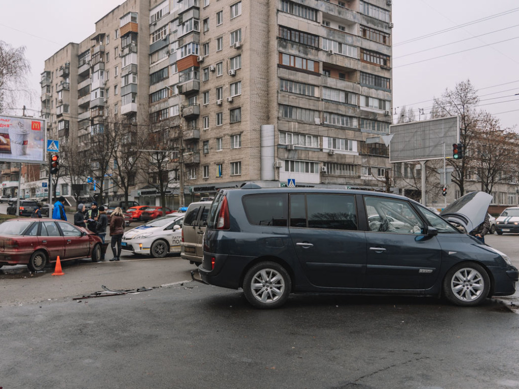 ДТП в Днепре: столкнулись Renault и Mitsubishi (ФОТО)