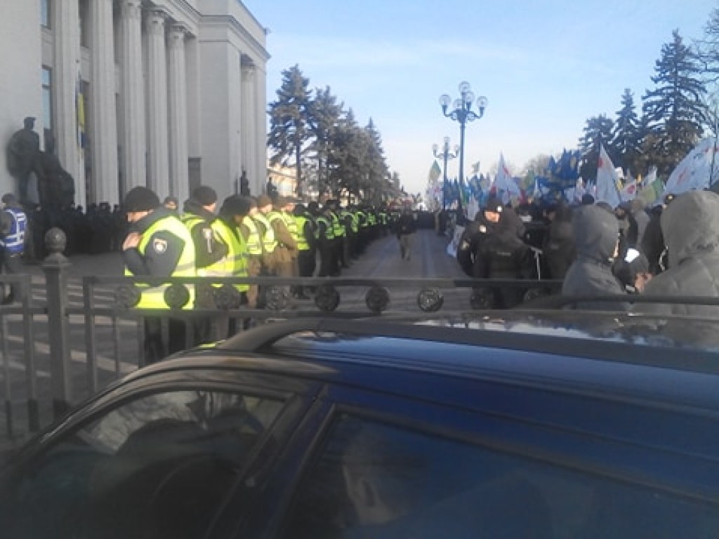 Митинги под Радой: в центр Киева стянули полицию, движение транспорта ограничили (ФОТО)