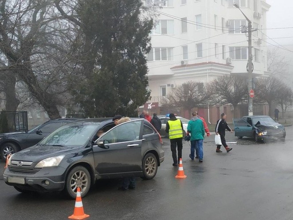Серьезное ДТП в центре Николаева с пострадавшими: столкнулись Volvo и Honda (ФОТО)