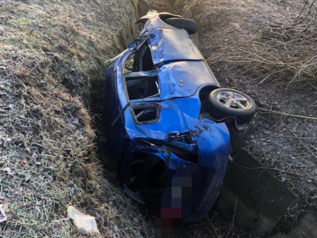 Врезался в бордюр: в Харькове машина упала в овраг (ФОТО)