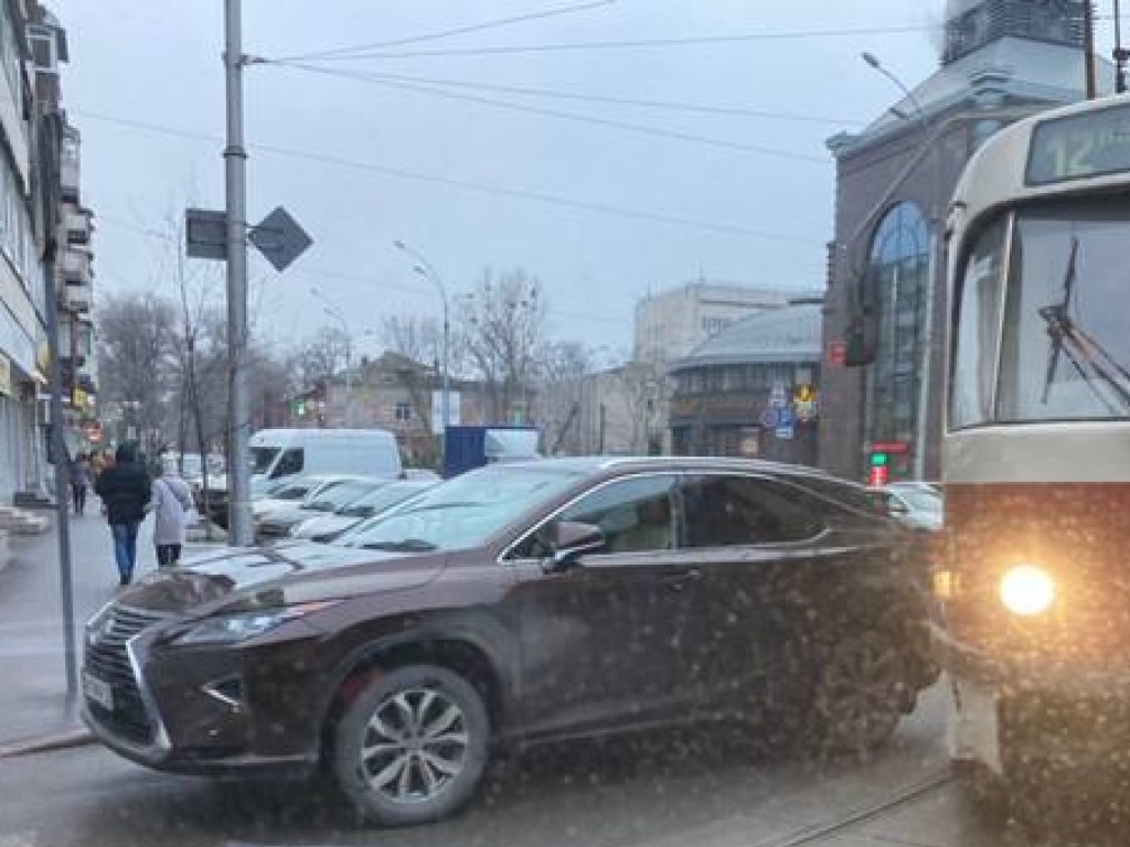 В Харькове Lexus заблокировал движение трамваев (ФОТО)