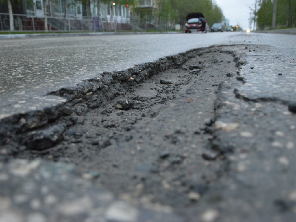 «Ирония судьбы»: На Отрадном в Киеве грузовик коммунальщиков стал жертвой ужасной дороги (ФОТО)  