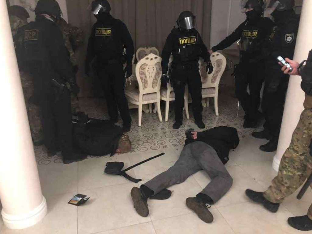 Торговцы наркотиками и оружием напала на бизнесмена в Одессе (ФОТО)