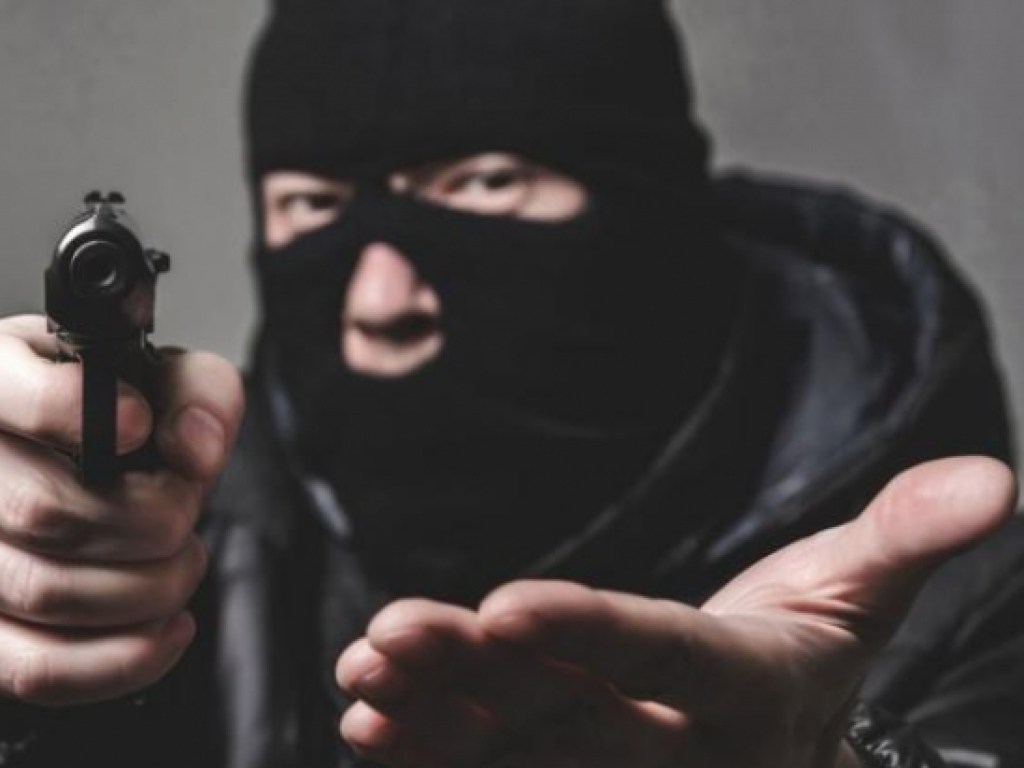 На Закарпатье вооруженные бандиты в масках проникли в дом и ограбили 22-летнюю девушку