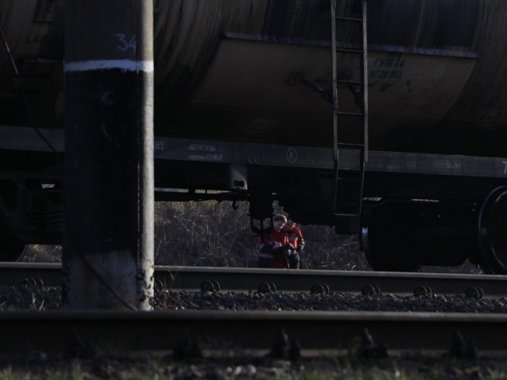 Сбил поезд: в Киеве на железной дороге обнаружили труп женщины (ФОТО, ВИДЕО)