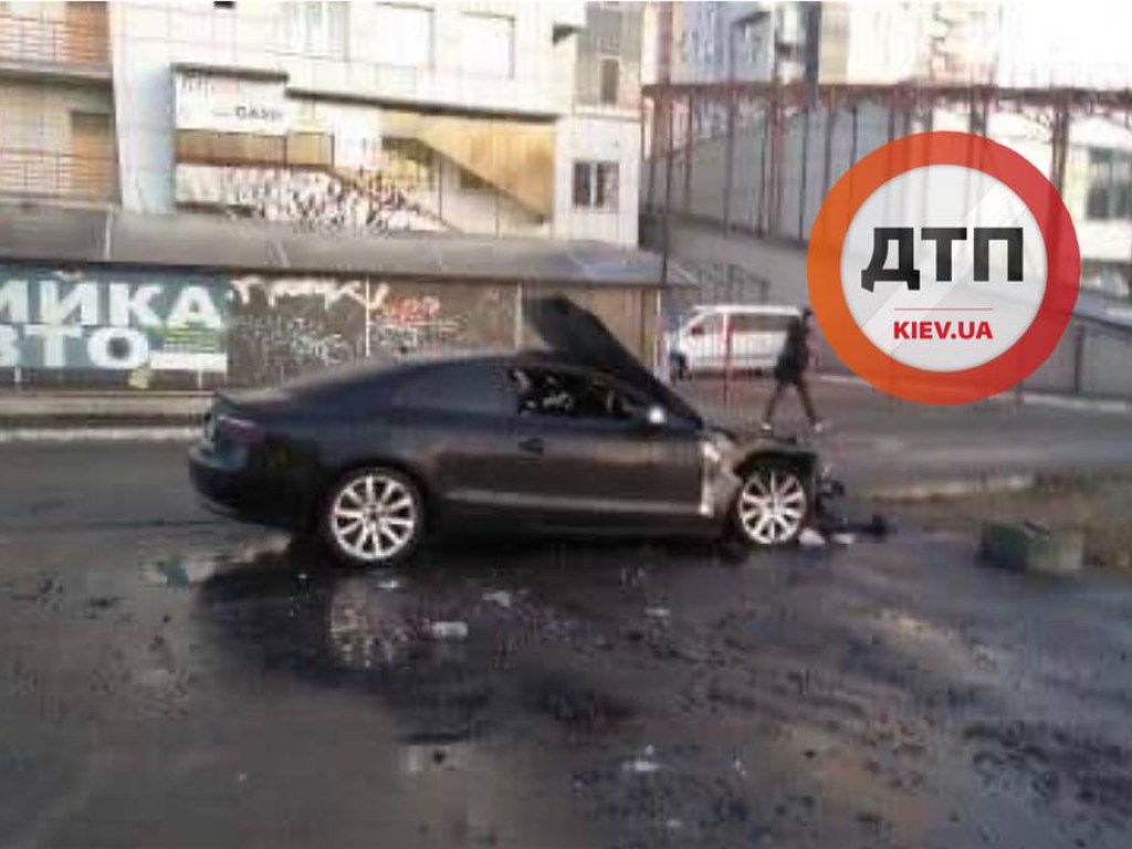 На столичных Позняках сгорел автомобиль: подозревают поджог (ФОТО)