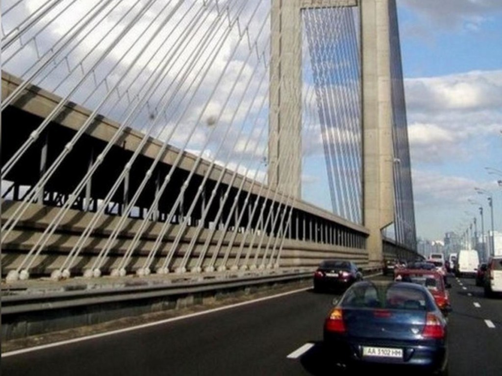 Сегодня в Киеве частично ограничат движение на Южном мосту в связи с ремонтом (КАРТА)